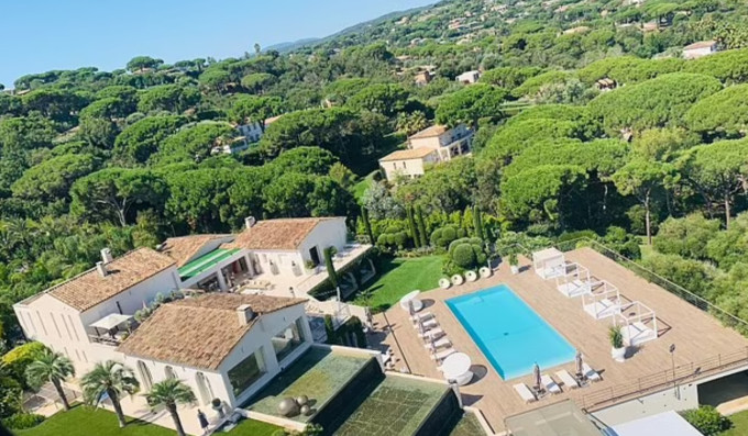 Một trong những biệt thự nghỉ dưỡng Deborah thường đặt cho khách ở St Tropez vì sang trọng và riêng tư. Ảnh: Humming bird executive