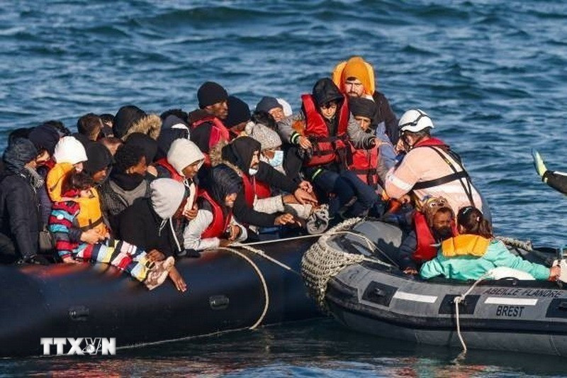 Người di cư được giải cứu khi chiếc thuyền chở họ gặp sự cố trong hành trình vượt eo biển Manche từ Pháp tới Anh. (Ảnh: Getty Images/TTXVN)