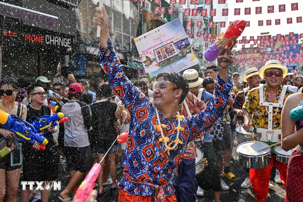 Lễ hội té nước Songkran ở Bangkok, Thái Lan ngày 12/4/2024. (Ảnh: AFP/TTXVN)