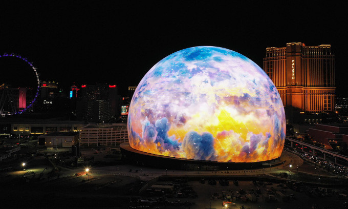 Tòa nhà Sphere trong đêm tại Las Vegas. Ảnh: Anadolu