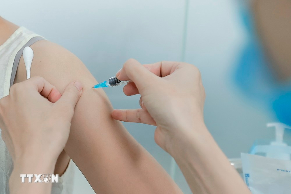 Nhân viên y tế tiêm vaccine phòng bệnh bạch hầu cho người dân tại Trung tâm tiêm chủng VNVC Hà Nội. (Ảnh: Minh Quyết/TTXVN)