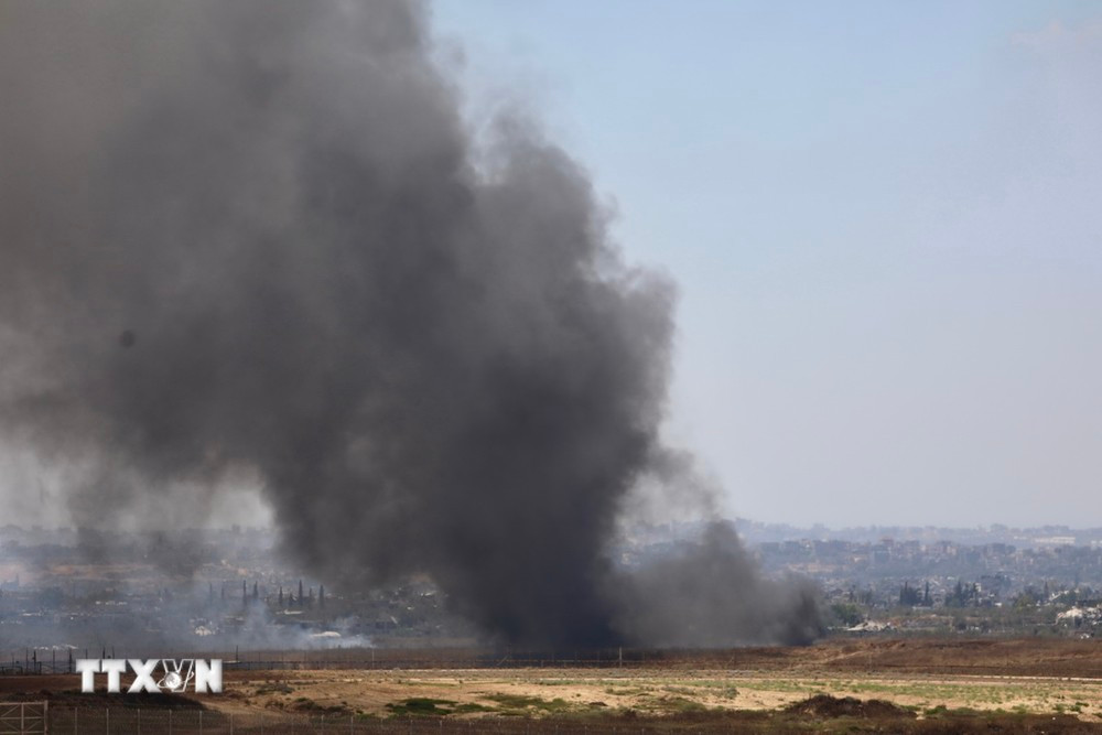 Khói bốc lên sau một cuộc không kích của Israel xuống Dải Gaza. (Ảnh: THX/TTXVN)