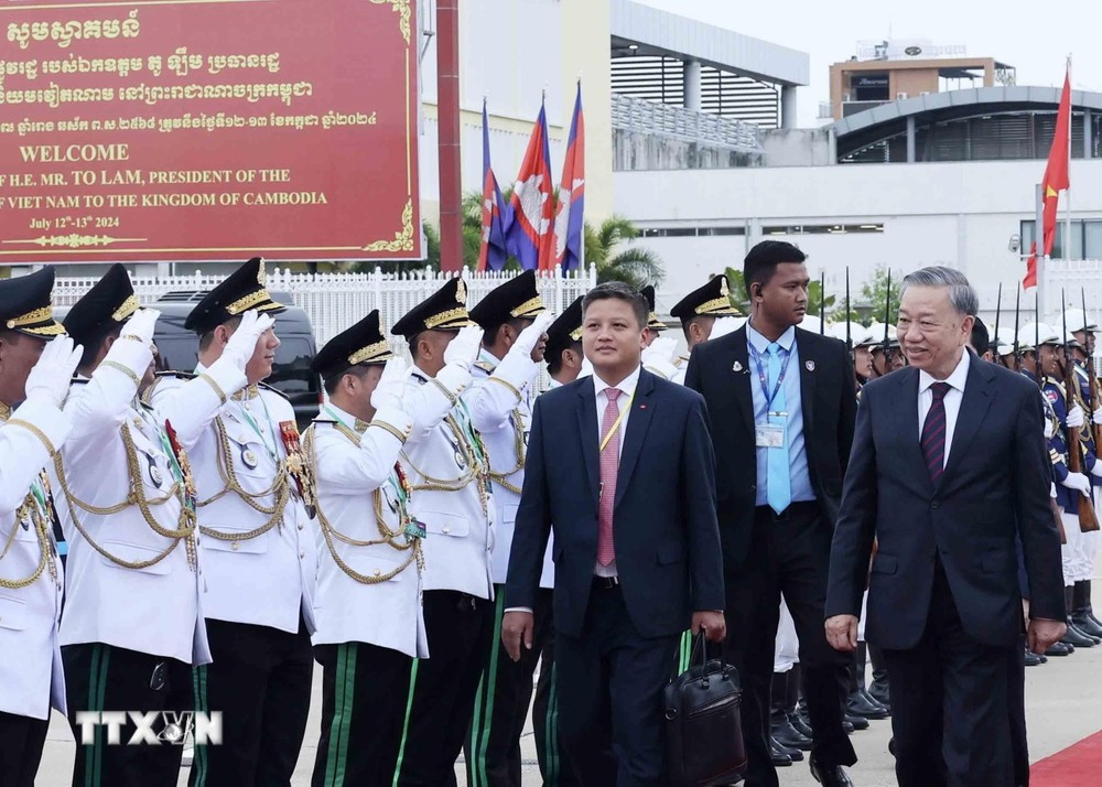 Chủ tịch nước Tô Lâm cùng Đoàn đại biểu Cấp cao Việt Nam rời Thủ đô Phnom Penh, kết thúc tốt đẹp chuyến thăm cấp Nhà nước tới Vương quốc Campuchia. (Ảnh: Nhan Sáng/TTXVN)