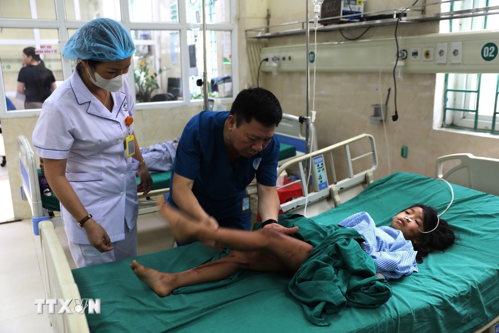 Nạn nhân bị thương đang được điều trị tại Bệnh viện Đa khoa tỉnh Hà Giang. (Ảnh: Minh Tâm/TTXVN)