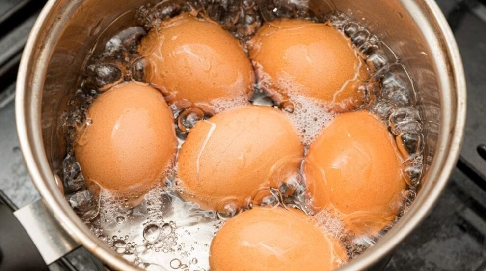 Mẹo luộc trứng nứt vỡ không bị lòi ra ngoài đòi hỏi sự cẩn thận và khôn ngoan. (Ảnh: Cookist)
