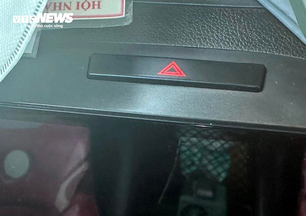 Nút bấm đèn cảnh báo Hazard trên xe ô tô