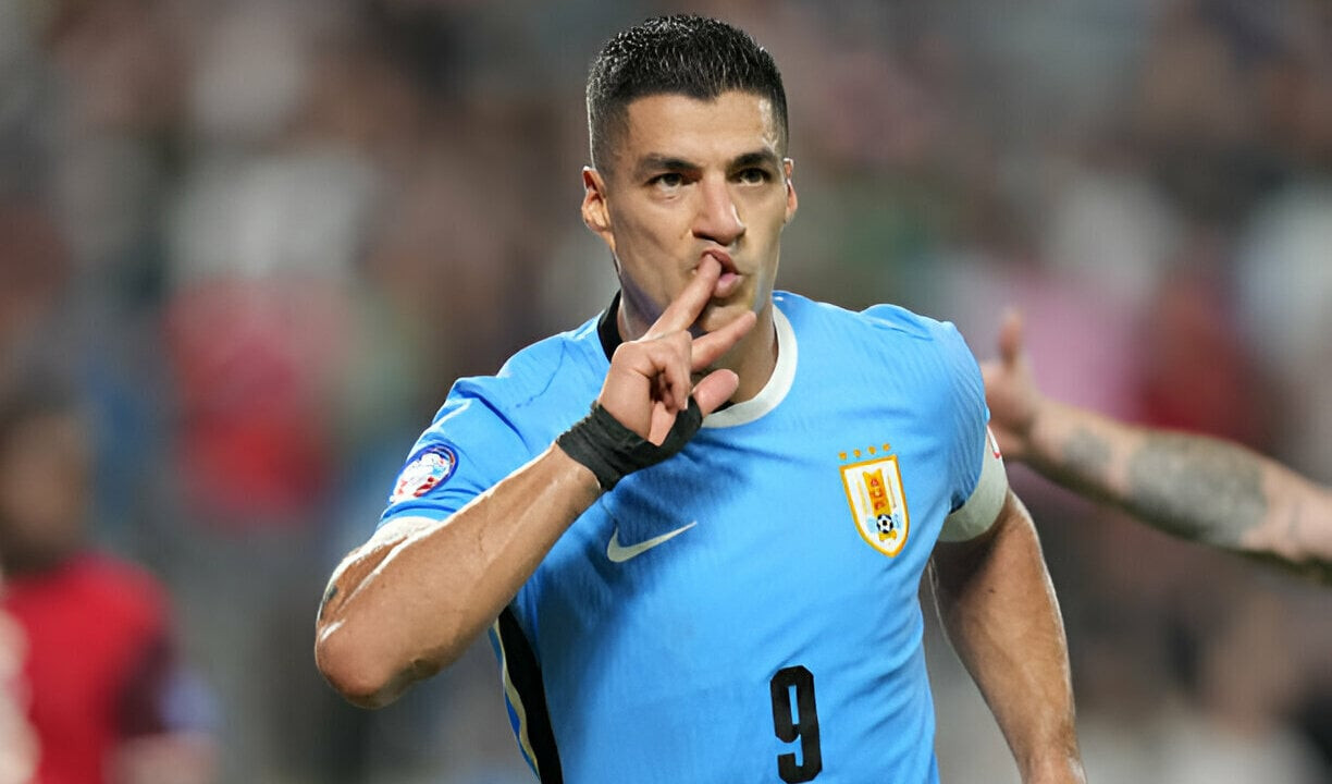 Suarez lập công cho Uruguay.