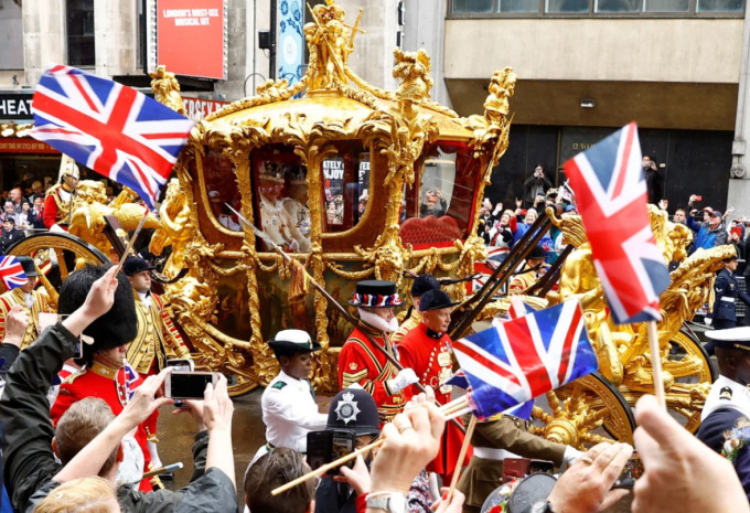 Du khách chào đón và vây quanh xe ngựa khi Vua Charles xuất hiện trên đường phố London. Ảnh: Reuters