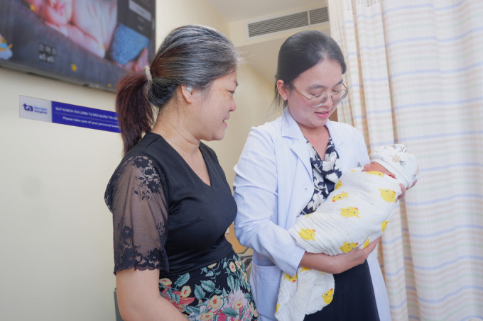 Bác sĩ chia vui cùng một bệnh nhân 42 tuổi sinh con sau quá trình thụ tinh ống nghiệm, tháng 12/2023. Ảnh:Hoài Thương