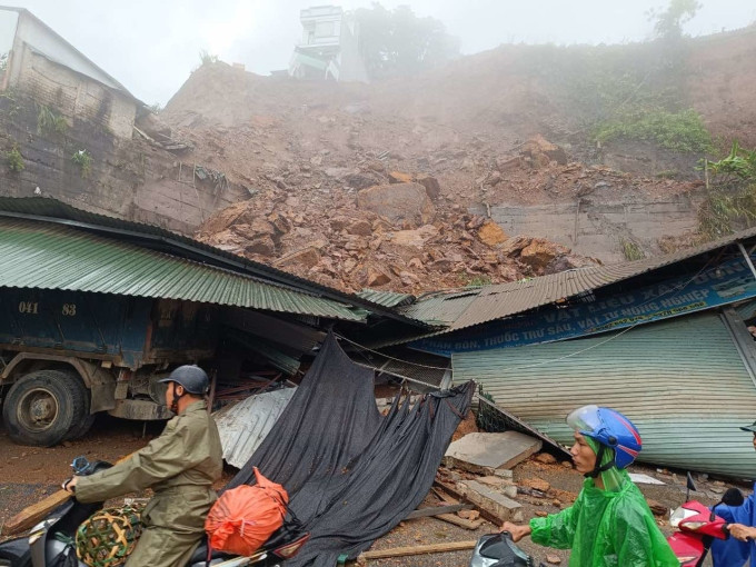 Đất đá từ quả đồi cao 15-20 m tại thị trấn Cốc Pài, huyện Sín Mần đổ ập xuống khu nhà xưởng. Ảnh: Gia Chính