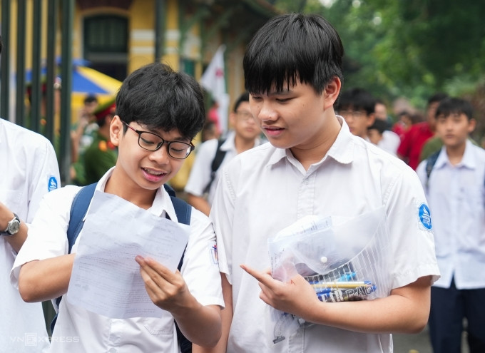Học sinh Hà Nội hoàn thành kỳ thi vào lớp 10 THPT công lập, tháng 4/2024. Ảnh: Tùng Đinh