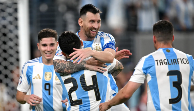 Messi (giữa) ăn mừng bàn thắng cho Argentina ấn định tỷ số 2-0 trước Canada ở bán kết Copa America 2024. Ảnh: ISI