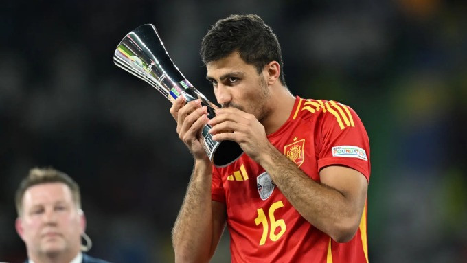 Rodri nhận giải Cầu thủ hay nhất Euro 2024 sau trận chung kết tối 14/7. Ảnh: UEFA