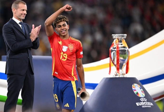 Lamine Yamal trở thành Cầu thủ trẻ hay nhất Euro 2024. Ảnh: AFP