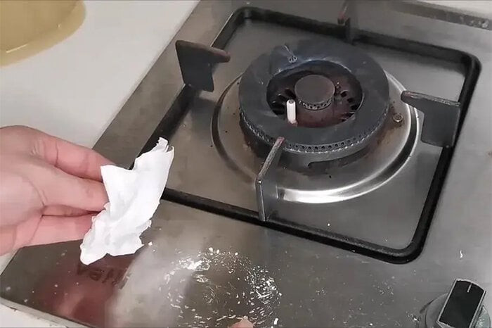 Bạn có thể làm sạch bếp gas bằng khăn giấy và bột bắp. (Ảnh: Sohu)