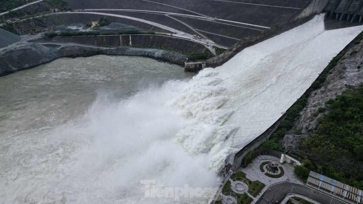 Nhà máy thủy điện Hòa Bình mở một cửa xả đáy hồ Hòa Bình hôm 24/6. (Ảnh: Báo Tiền Phong)