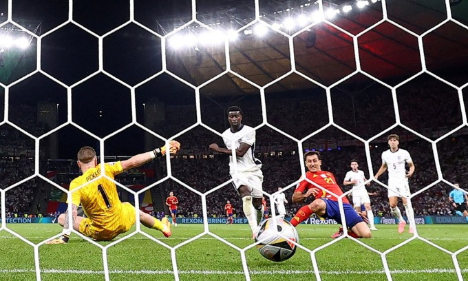 Mikel Oyarzabal ghi bàn ấn định tỷ số 2-1 cho Tây Ban Nha trong trận chung kết Euro 2024 thắng Anh trên sân Olympic, Berlin, Đức ngày 14/7. Ảnh: AS