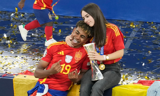Tiền đạo Lamine Yamal chụp ảnh cùng bạn gái Alex Padilla sau lễ đăng quang của Tây Ban Nha tại Euro 2024 trên sân Olympic, Berlin ngày 14/7. Ảnh: AP