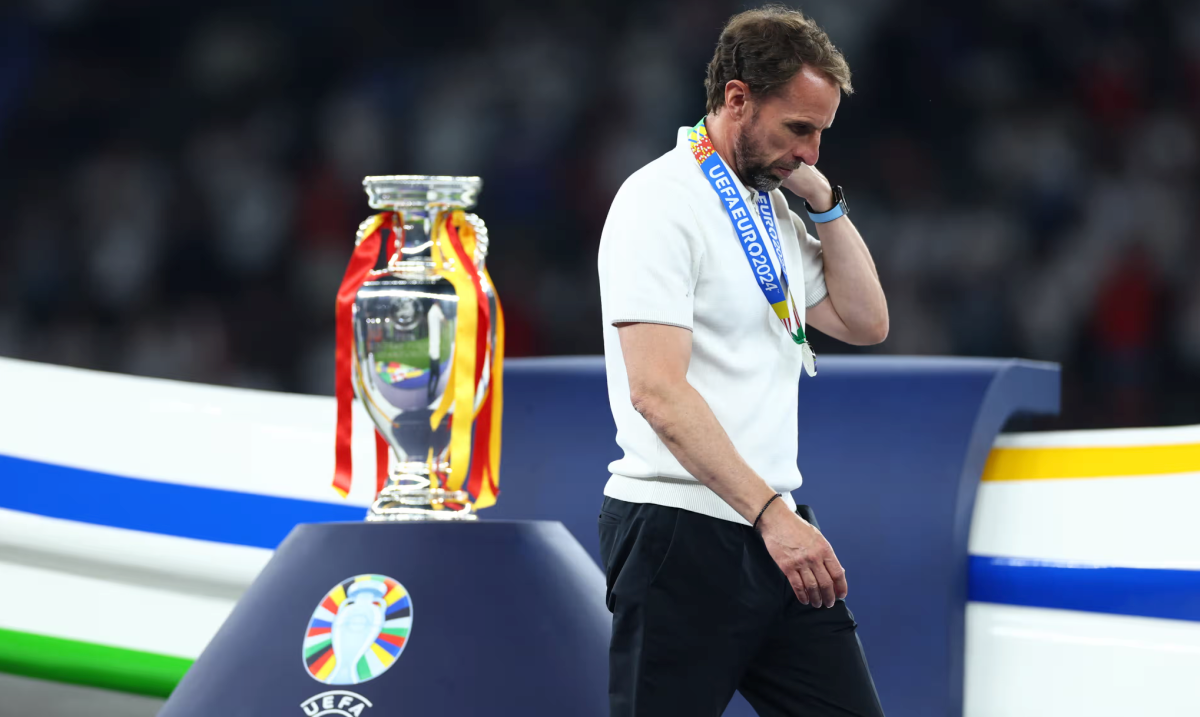 Southgate cùng tuyển Anh nhận HC bạc sau khi thua Tây Ban Nha ở chung kết Euro 2024. Ảnh: Fantasista
