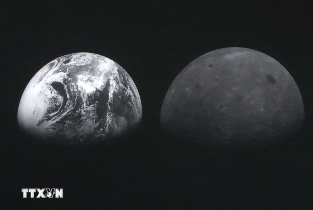 Hình ảnh Trái Đất (trái) và Mặt Trăng do tàu vũ trụ không người lái Danuri chụp và được công bố ngày 3/1/2023. (Ảnh: Yonhap/ TTXVN)