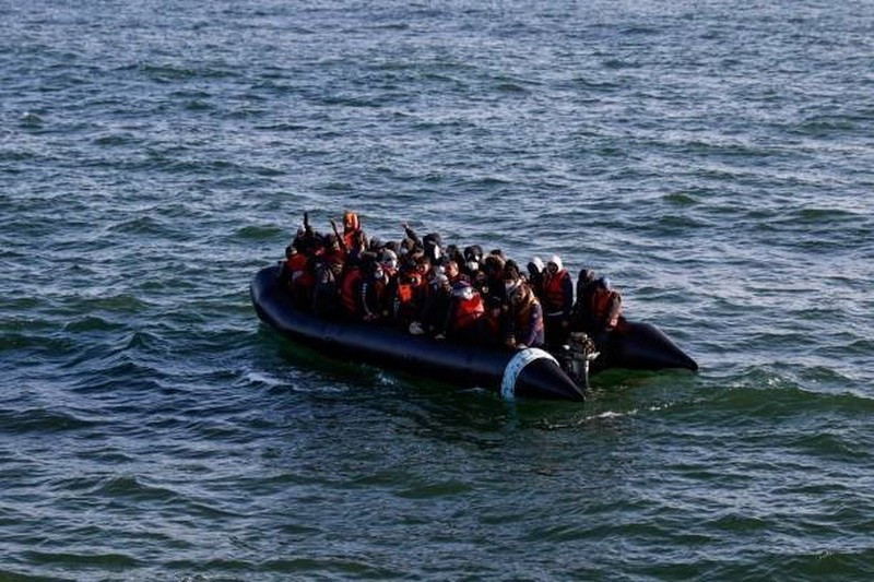 Người di cư chờ được giải cứu khi chiếc thuyền chở họ gặp sự cố trong hành trình vượt eo biển Manche từ Pháp tới Anh. (Ảnh: Getty Images/ TTXVN)