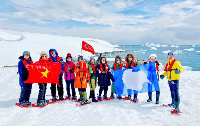 Đoàn du khách Việt 12 người khám phá Nam Cực cuối năm ngoái.