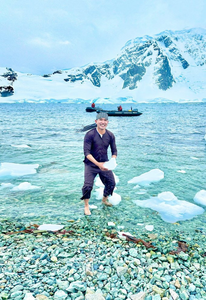 Anh Nguyễn Hiếu mặc áo bà ba lội nước lạnh âm 2 độ ở Nam Cực.