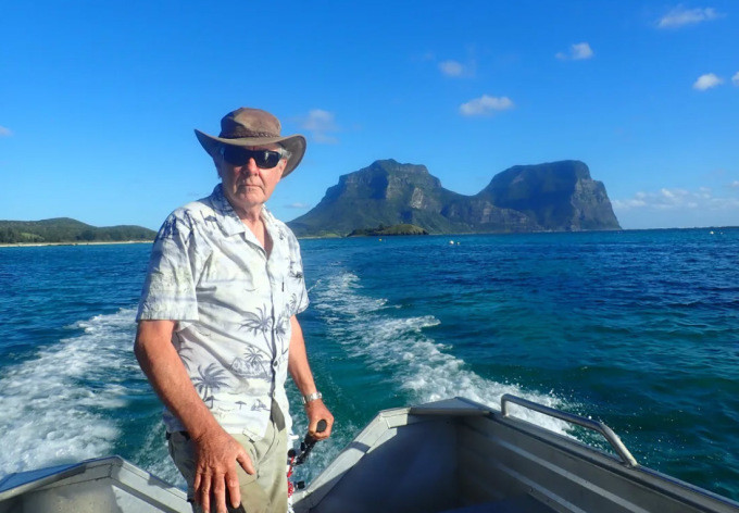 Ian Hutton, người dân địa phương, đang đi thuyền gần đảo Lord Howe. Ảnh: CNN