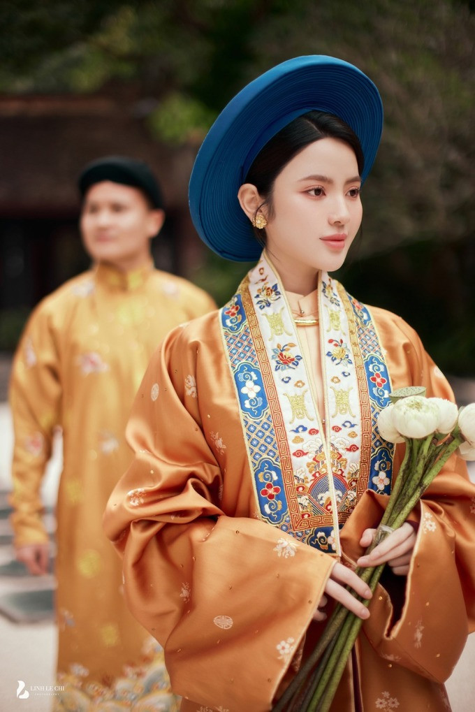Chu Thanh Huyền mặc trang phục truyền thống khi chụp ảnh cưới với cầu thủ Quang Hải. Ảnh: Linh Lê