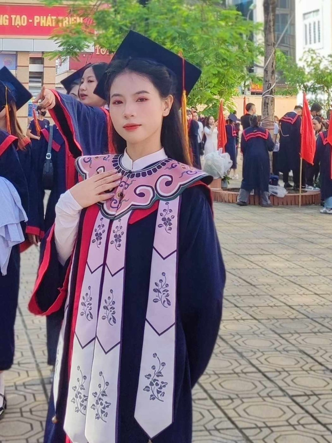 Đặng Kim Ly đeo vân kiên với áo cử nhân trong ngày tốt nghiệp đầu tháng 7. Ảnh: Nhân vật cung cấp
