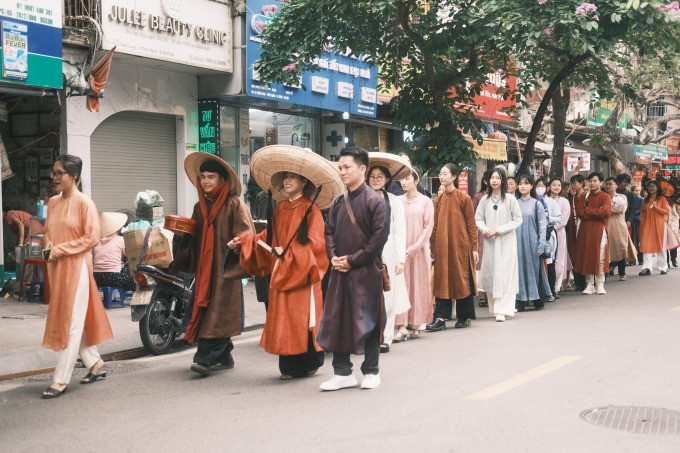 Nhiều bạn trẻ Hà Nội rủ nhau mô phỏng một đám rước dâu lấy cảm hứng từ thời nhà Nguyễn hồi tháng 5 trên phố Châu Long. Ảnh: Nhân vật cung cấp