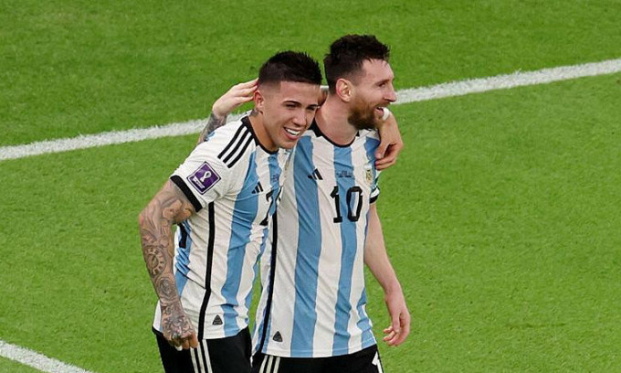 Messi và Enzo Fernandez tại World Cup 2022 ở Qatar. Ảnh: Reuters