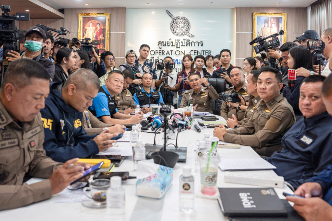 Cảnh sát Thái Lan họp báo tại Đồn cảnh sát Lumpini, Bangkok về vụ 6 người tử vong trong khách sạn Grand Hyatt Erawan ngày 17/7. Ảnh: AFP