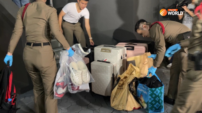Cảnh sát Thái Lan chuyển hành lý của các nạn nhân khỏi hiện trường. Ảnh: Thai Rath