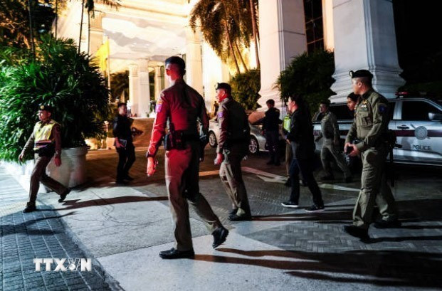 Cảnh sát được triển khai bên ngoài khách sạn Grand Hyatt Erawan ở Bangkok, Thái Lan, nơi phát hiện thi thể người Việt, ngày 16/7. (Ảnh: Getty Images/TTXVN)