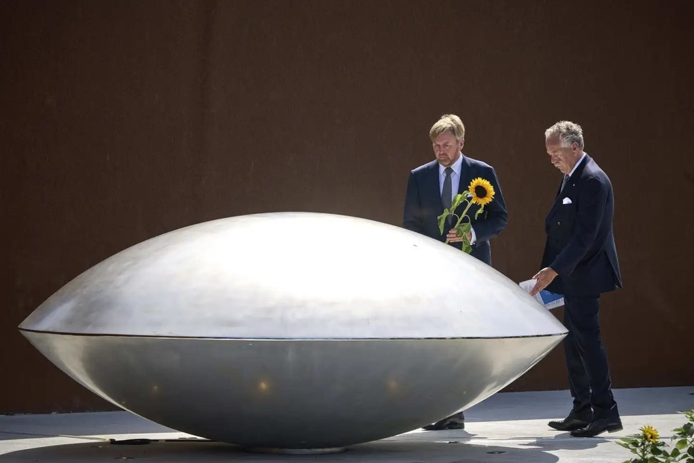 Nhà vua Hà Lan Willem Alexander (trái) đặt hoa trong lễ tưởng niệm các nạn nhân trong vụ rơi máy bay MH17 tại đài tưởng niệm quốc gia ở Vijfhuizen, Hà Lan, ngày 17/7/2024. (Ảnh: AP) 