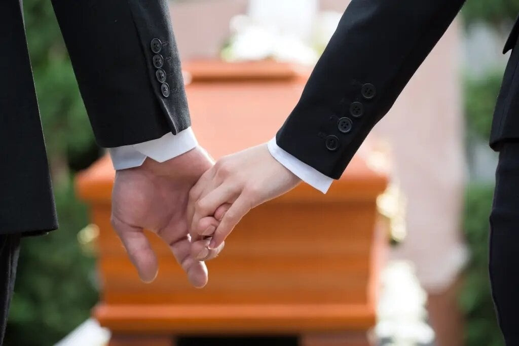 Đám tang được coi là nơi lý tưởng để gen Z hẹn hò. (Ảnh: Shutterstock)