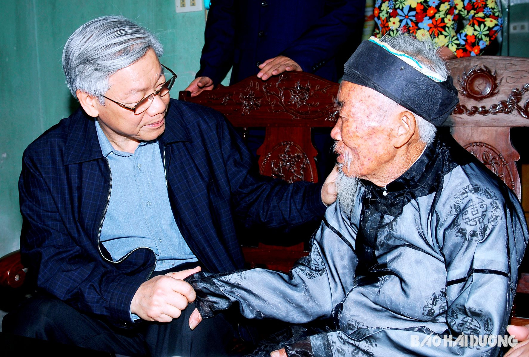 Đồng chí Nguyễn Phú Trọng thăm hỏi, tặng quà cụ Đặng Văn Chiên, 89 tuổi, là bố liệt sĩ, thuộc gia đình chính sách tiêu biểu ở thôn Bồ Dương