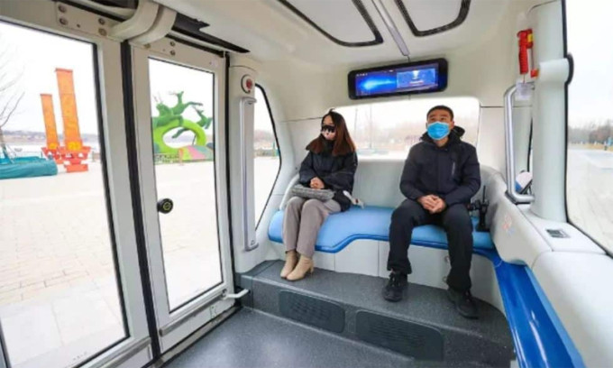 Ghế dài dành cho hành khách với các tay nắm hai bên, một màn hình sát trần xe. Ảnh: CarNewsChina