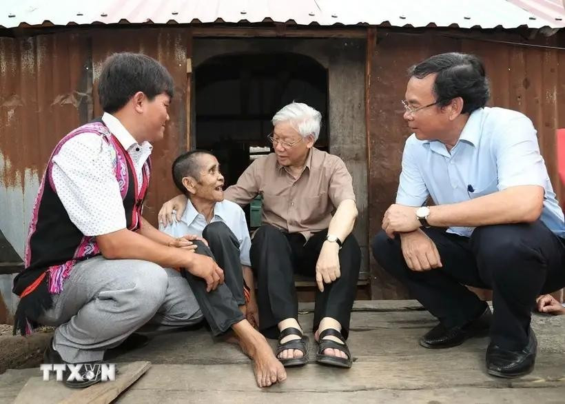 Party General Secretary Nguyen Phu Trong (second from right) visits wounded soldier Dinh Phi in Tung Ke 2 village, Ayun commune, Chu Se district, Gia Lai province, on April 12, 2017. (Photo: VNA)