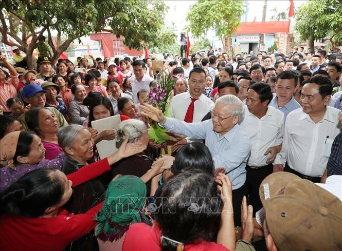 Party General Secretary Nguyen Phu Trong joins residents of Thuong Dien village, Vinh Quang commune, Vinh Bao district in the Great National Solidarity Festival of Hai Phong city on November 15, 2017 (Photo: VNA)