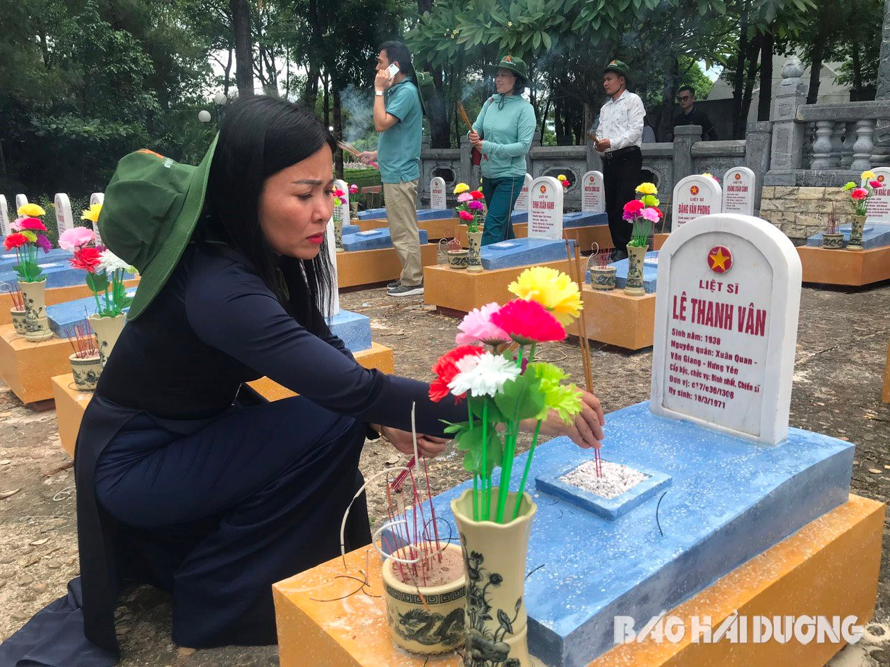 Bí thư Huyện ủy Thanh Hà thắp hương các phần mộ liệt sĩ tại nghĩa trang đường 9. Ảnh: Lê Tuyến
