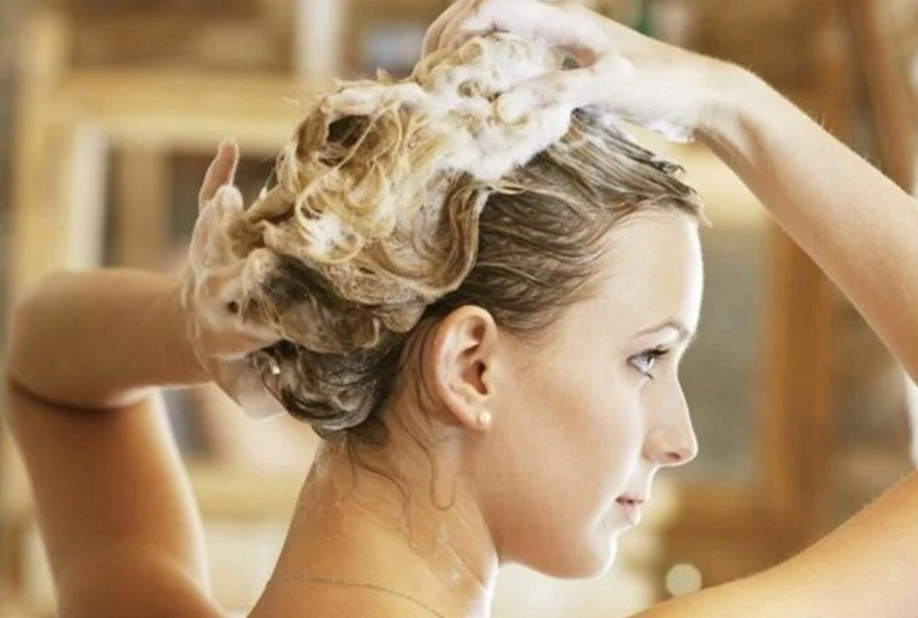 Gội đầu quá nhiều sẽ khiến cho tóc xoăn nhanh bị khô xơ hơn.