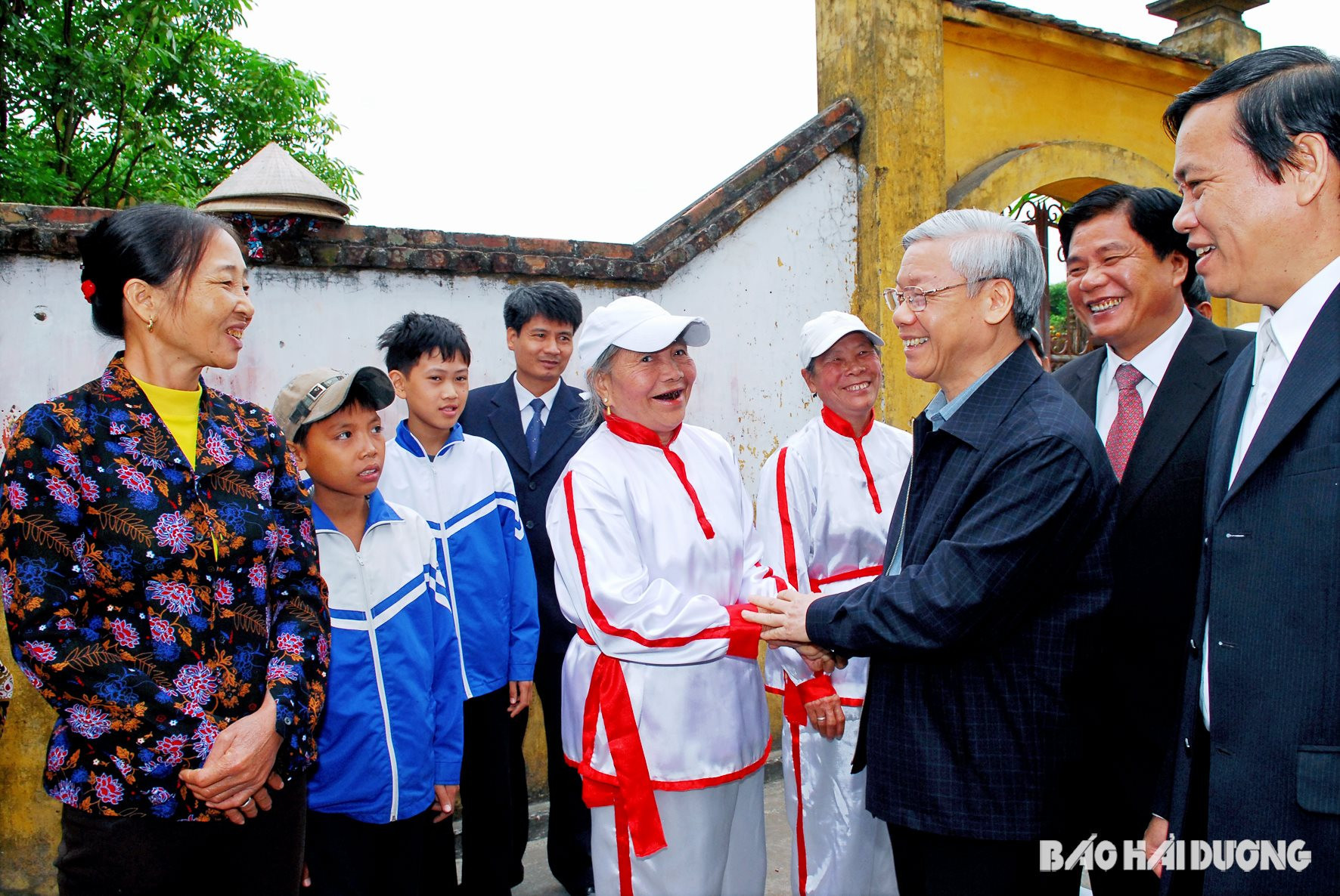 Đông đảo nhân dân thôn Bồ Dương (Ninh Giang) vui mừng chào đón Chủ tịch Quốc hội Nguyễn Phú Trọng