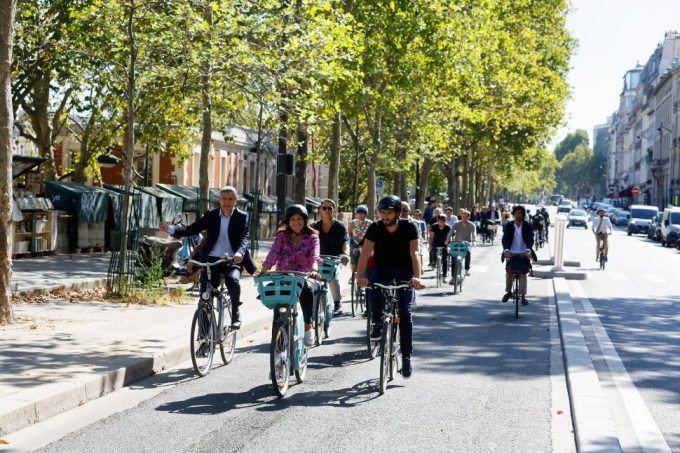 Đạp xe ở Paris là một trải nghiệm nên thử. Ảnh:Bloomberg.