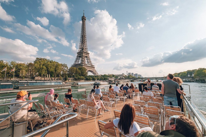 Du thuyền trên sông Seine. Ảnh: Paris City Tour