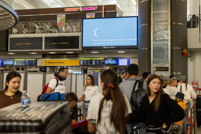Sân bay được ghi nhận là địa điểm xuất hiện màn hình xanh chết chóc nhiều nhất sau sự cố CrowdStrike. Trên đây là một màn hình hiển thị lỗi tại sân bay quốc tế John F. Kennedy ở New York. Ảnh: VOX