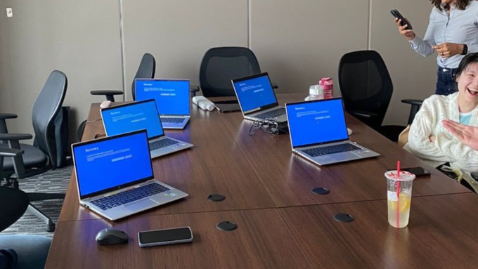 Sự cố lan rộng đến các phòng họp. Một nhóm nhân viên văn phòng tại New York chia sẻ hình ảnh máy tính của họ đồng loạt chuyển sang xanh. Ảnh: X/Morning Brew