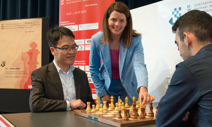 Lê Quang Liêm (trái) trước ván đấu với Haik Martirosyan tại lễ hội cờ vua Biel, Thụy Sĩ ngày 13/7/2024. Ảnh: BCF