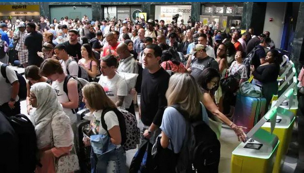 Hệ thống máy tính của các sân bay trên toàn cầu bị đình trệ, dẫn đến các chuyến bay bị trễ giờ. (Ảnh: Getty Images)